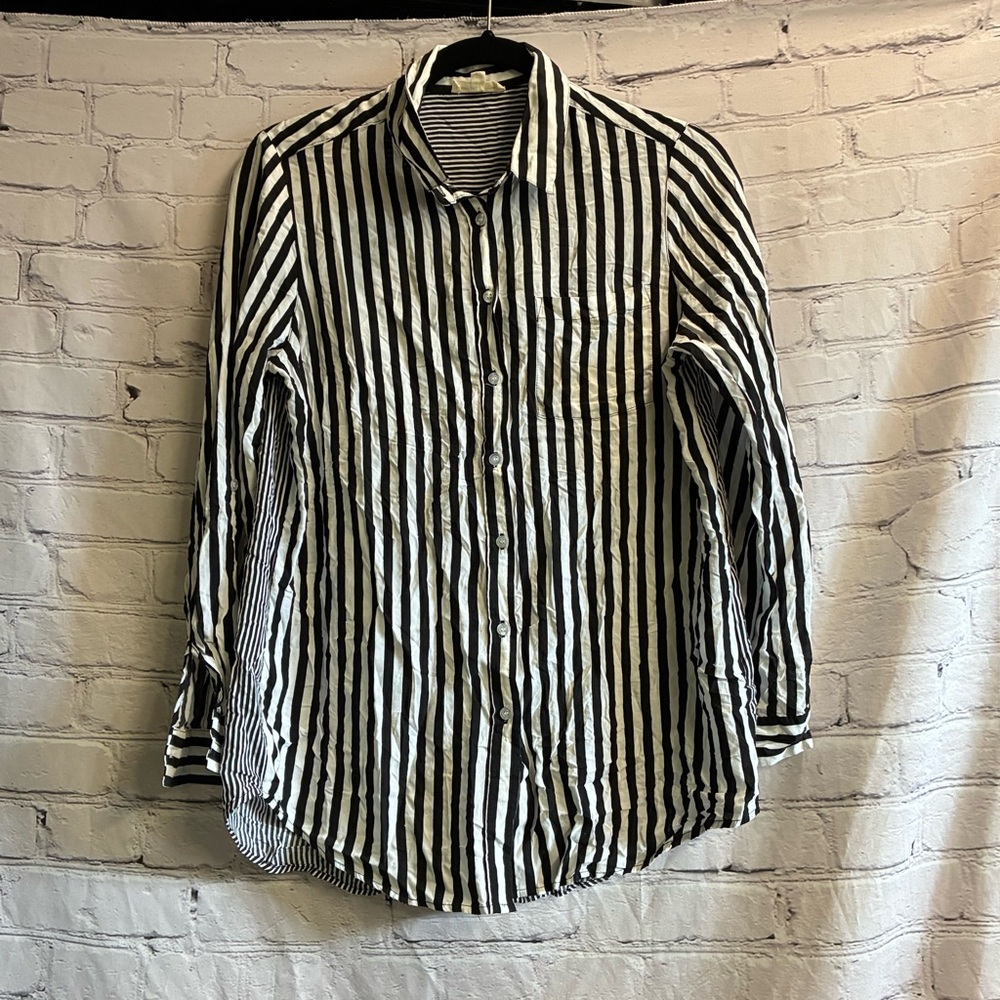 5/$20 Beetlejuice Halloween Black White Stripes Button Up Front Back Blouse Sz M